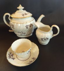 Tetera, lechera y tacita de porcelana inglesa